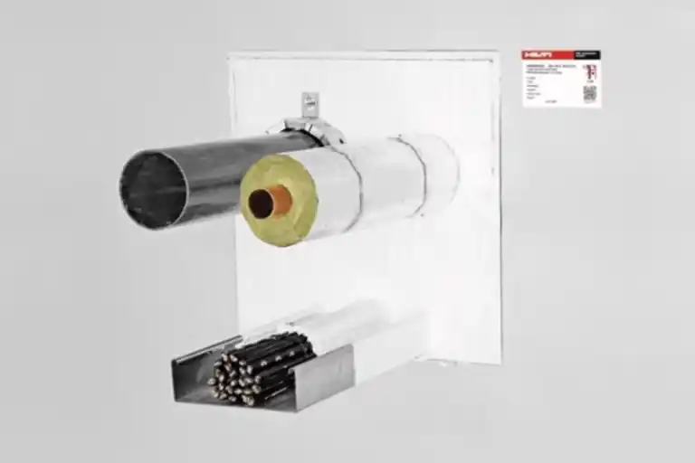Firestop installation with insulated pipe and cable tray passing through a sealed wall opening, showing a white-coated system with a 海角社区 identification label.