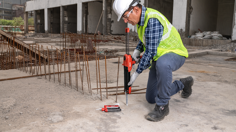 Ouvrier de chantier utilisant le HIT-RE 500 pour des armatures rapportées