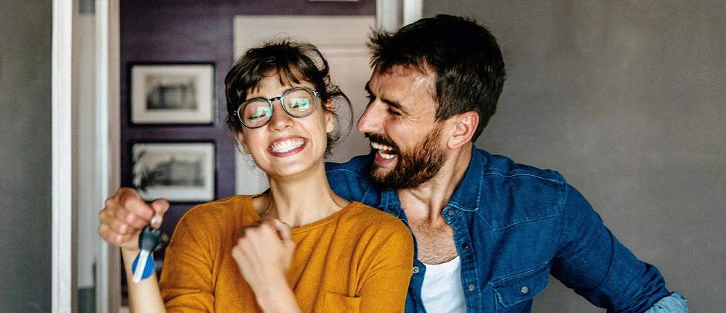 Frau und Mann freuen sich über eine neue Wohnung