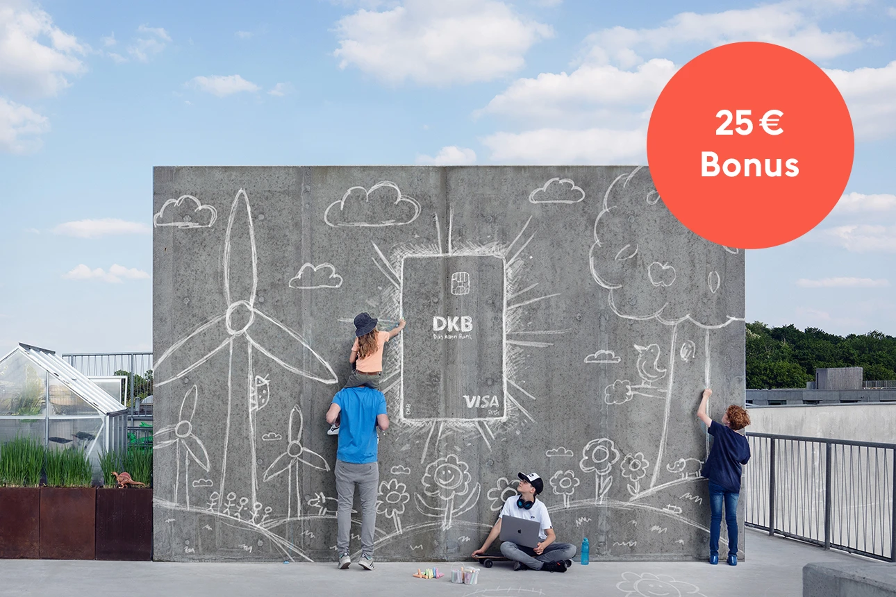 Kinder und Eltern malen die Visa Debitkarte vom Girokonto u18 Kinderkonto