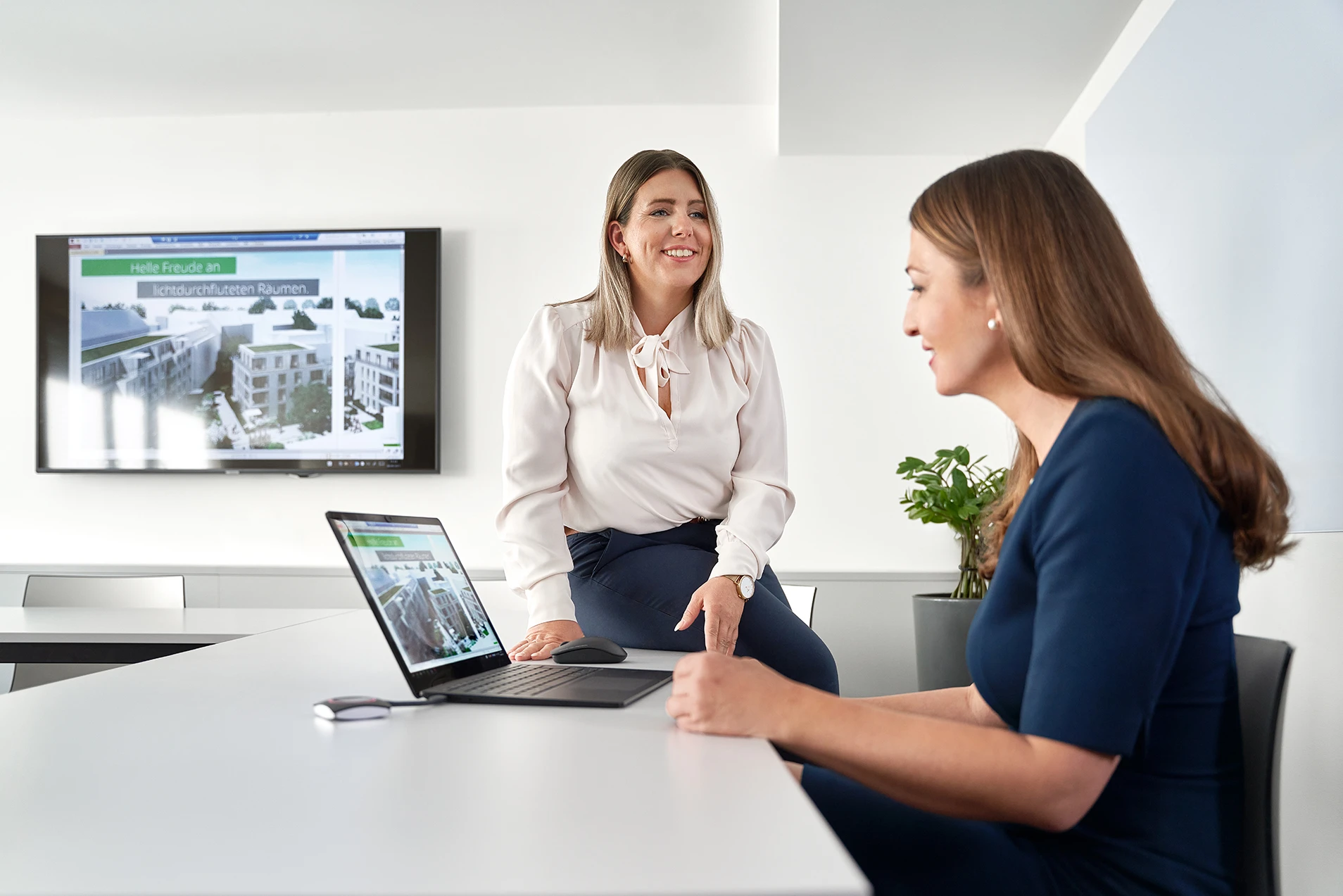 Zwei Frauen unterhalten sich in einem Büro