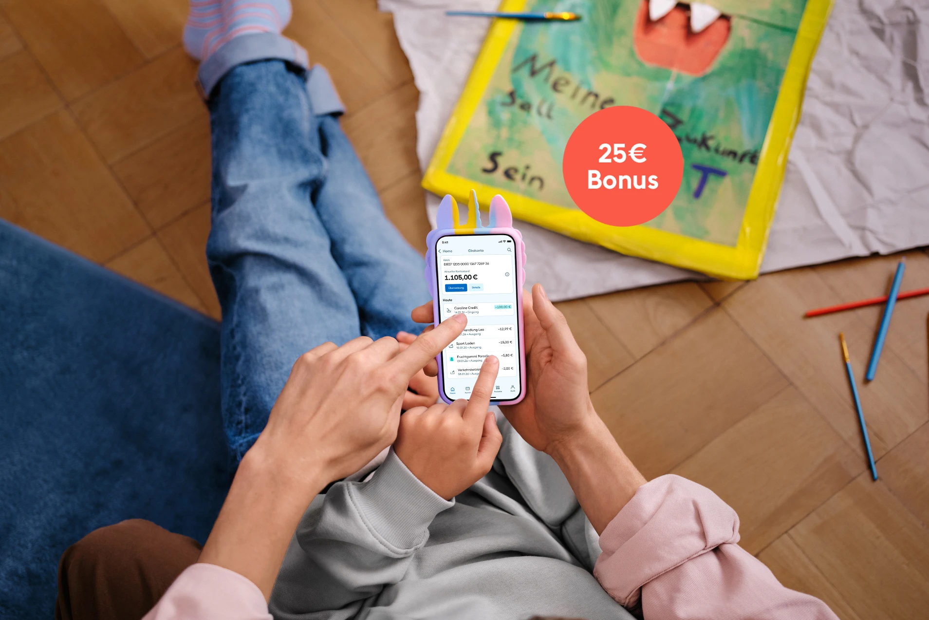 Eine Frau zeigt einem Kind etwas auf dem Smartphone