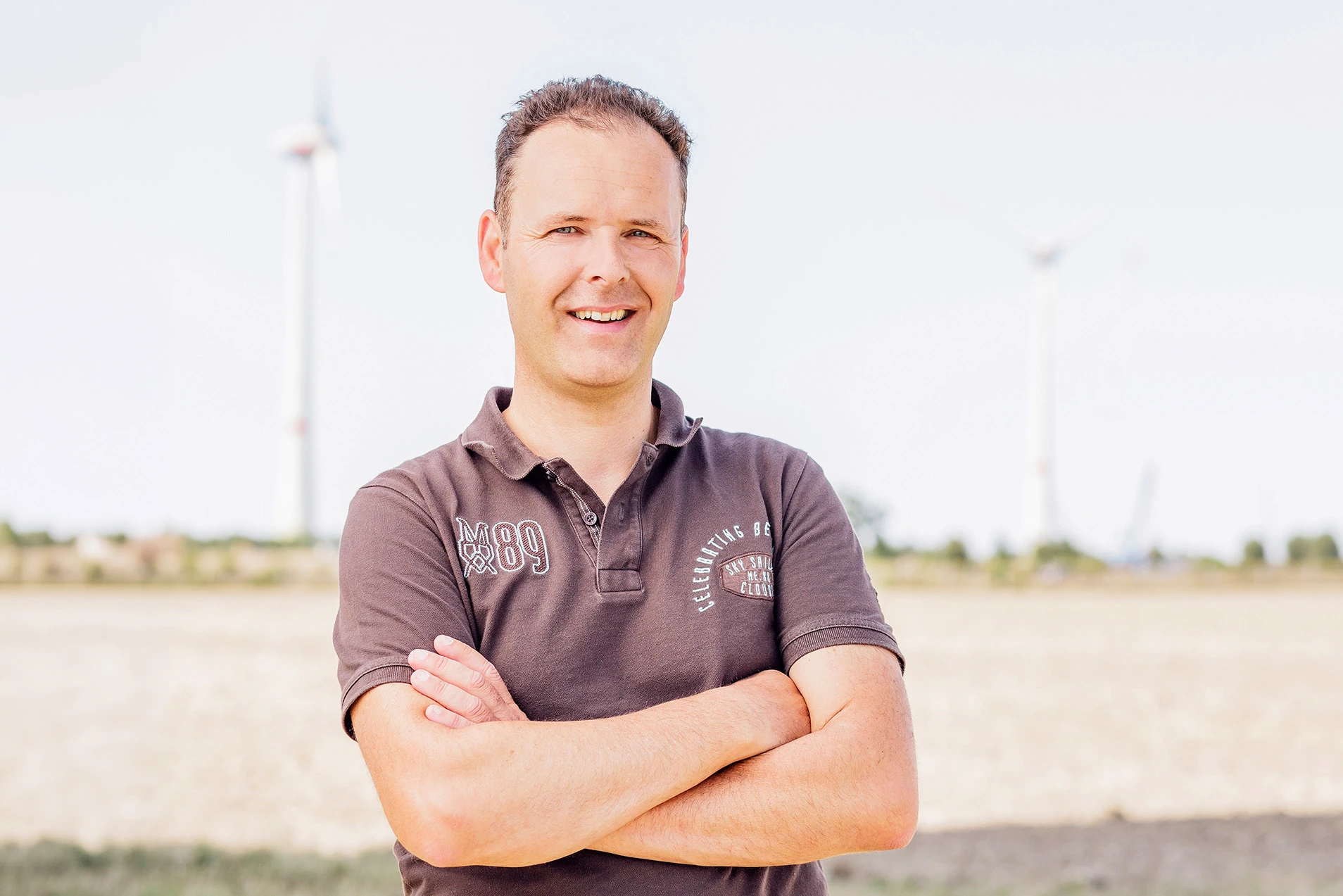 DKB-Kunde vor Windkraftanlage