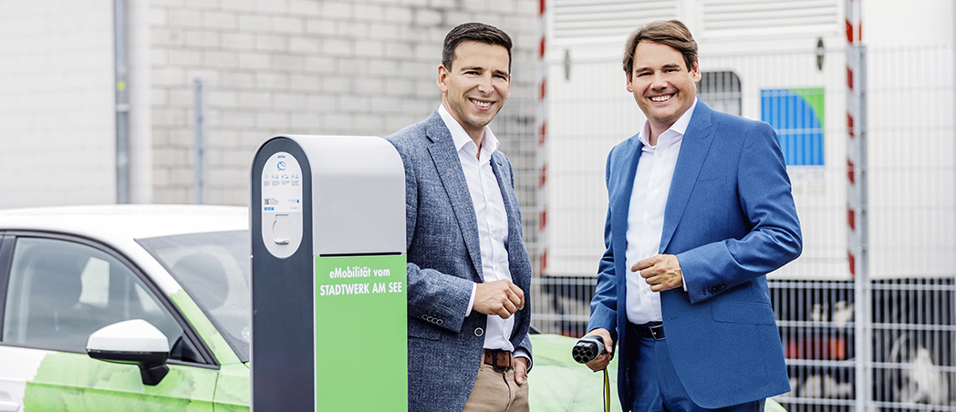 Mario Seidler, Standortleiter Stuttgart & Alexander-Florian Bürkle, Geschäftsführer Stadtwerke am See neben E-Ladesäule