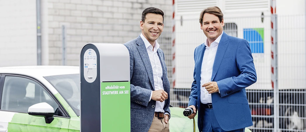 Mario Seidler, Standortleiter Stuttgart & Alexander-Florian Bürkle, Geschäftsführer Stadtwerke am See neben E-Ladesäule