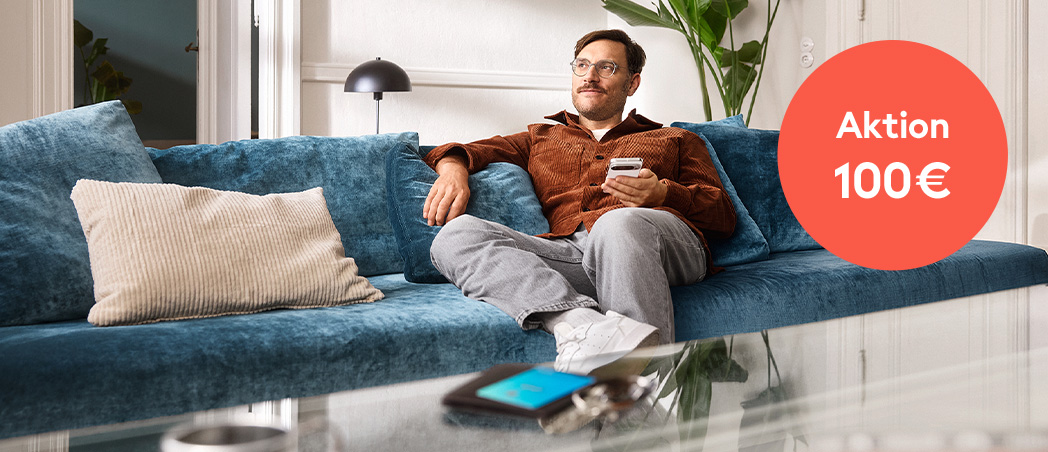 Ein Mann sitzt auf der Couch