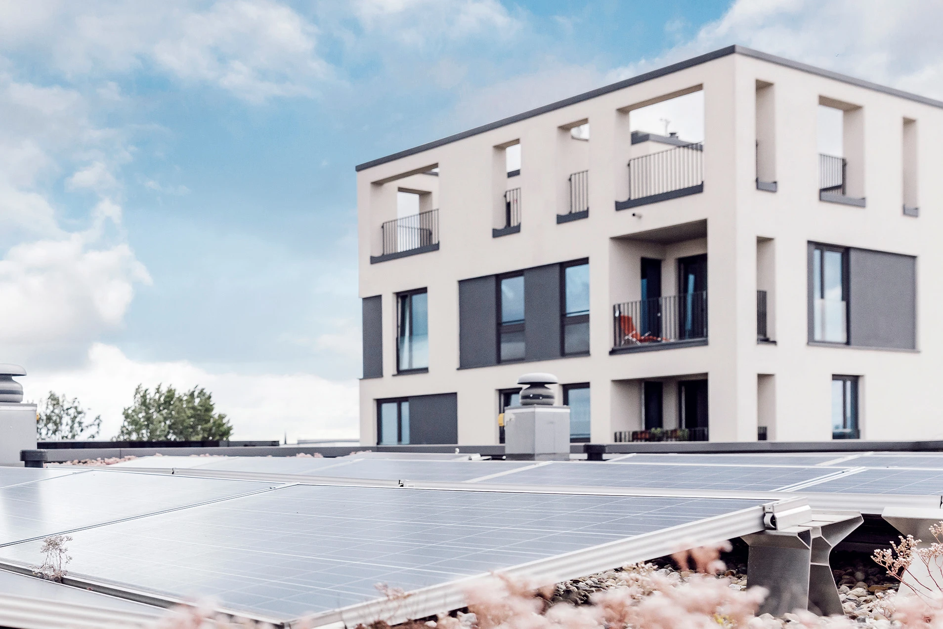 Solaranlage auf dem Dach eines modernen Wohngebäudes