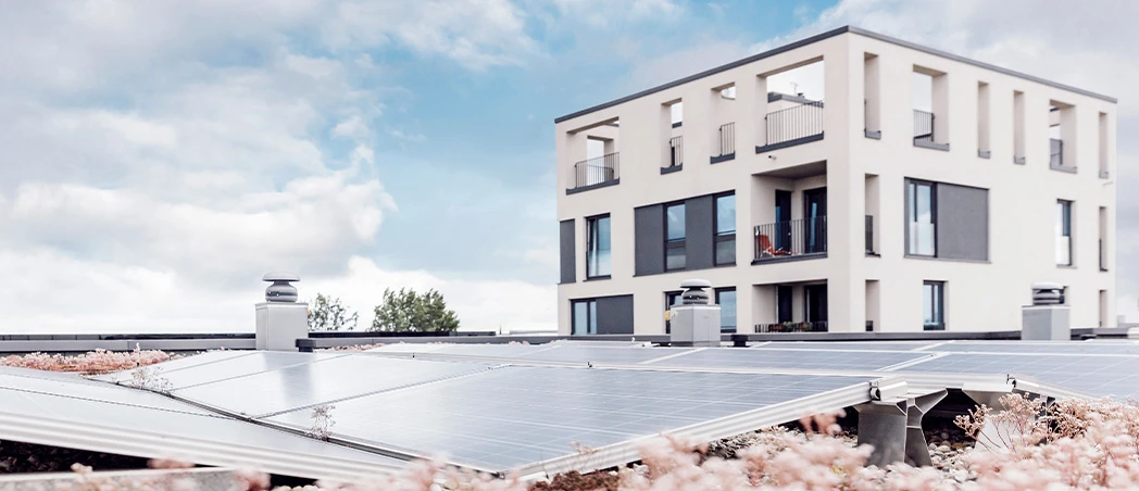 Solaranlage auf dem Dach eines modernen Wohngebäudes