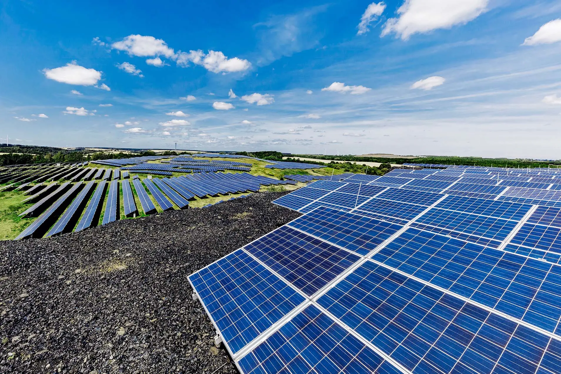 Weitläufiger Solarpark mit zahlreichen Solarmodulen