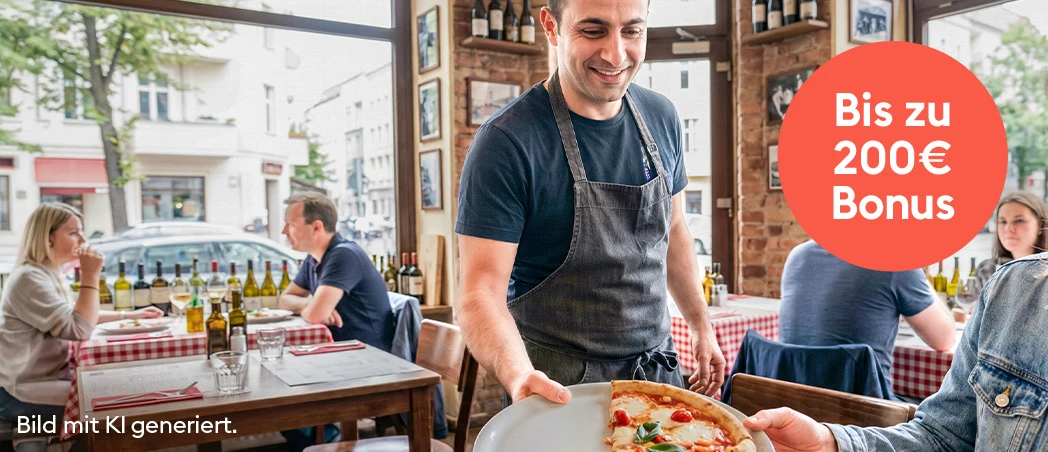 Kellner serviert halbe Pizza im Restaurant. Bild mit KI generiert.