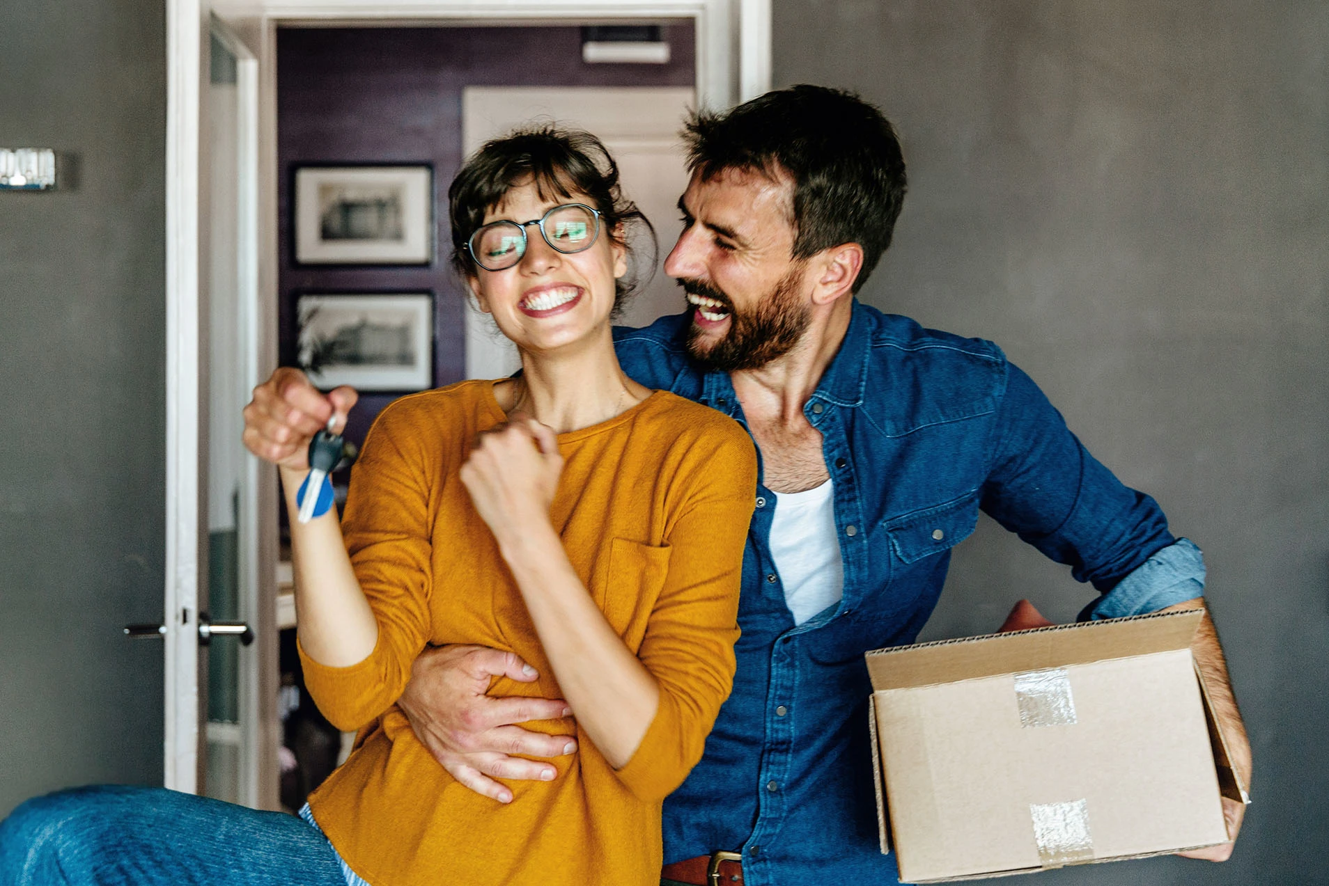 Frau und Mann freuen sich über eine neue Wohnung