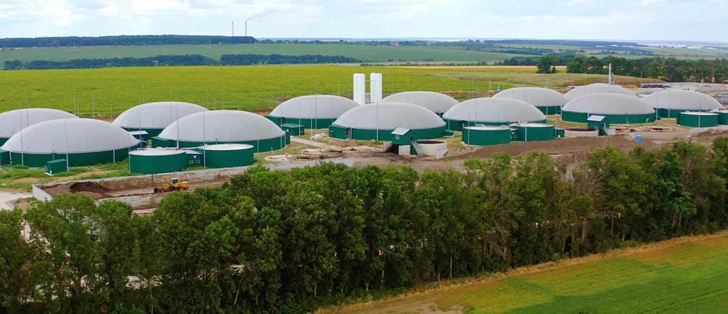 Biogasanlage inmitten landwirtschaftlicher Flächen