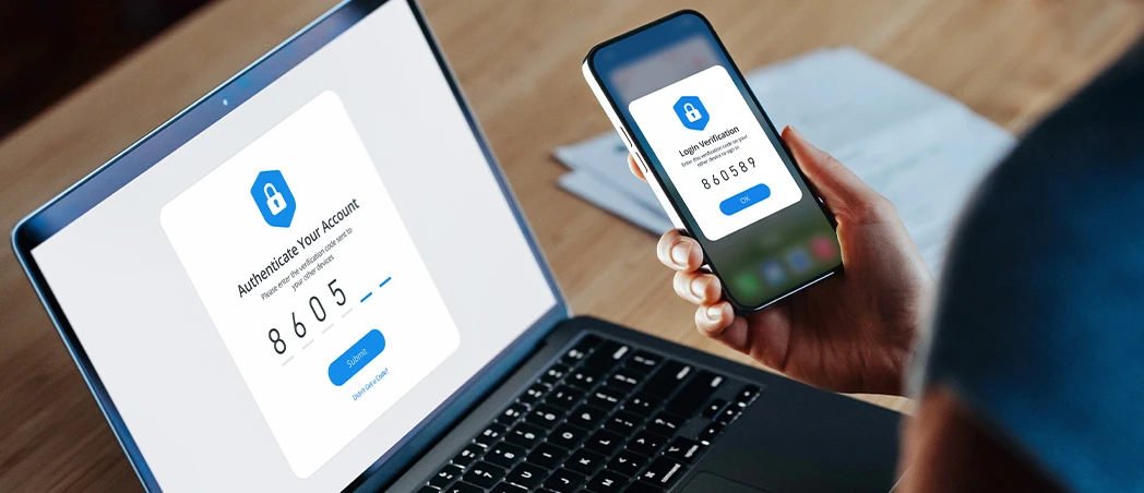Eine Person hält ein Smartphone mit Sicherheitscode in der Hand
