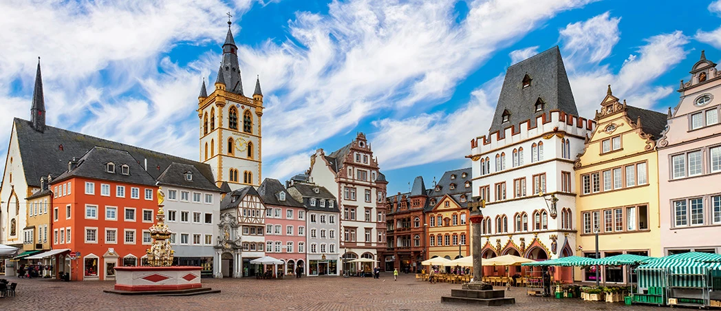 Historischer Marktplatz mit Kopfsteinpflaster und Kirche