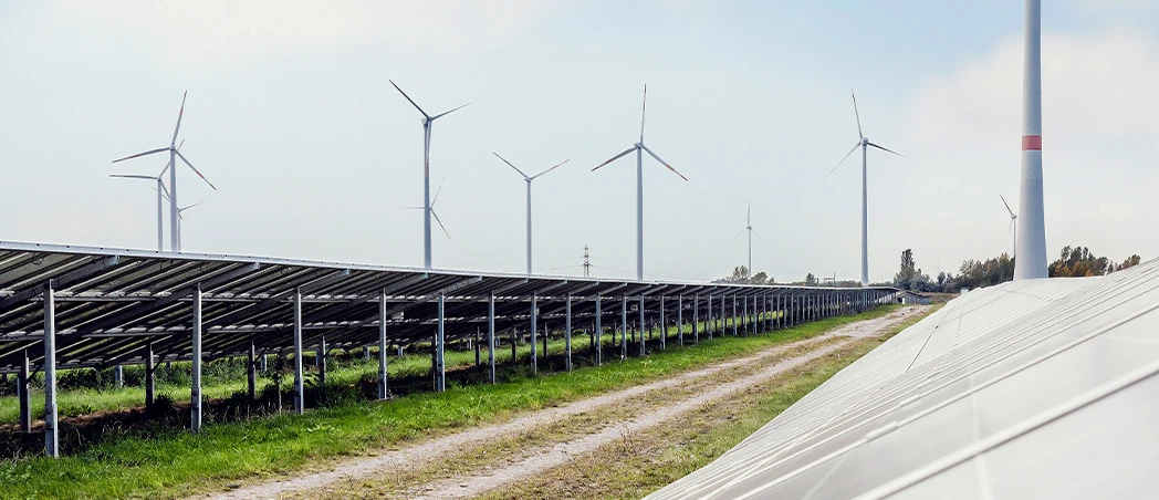 Solarpaneele und Windräder zur Stromerzeugung