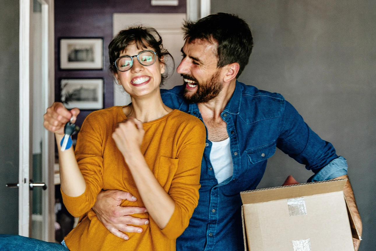 Frau und Mann freuen sich über eine neue Wohnung