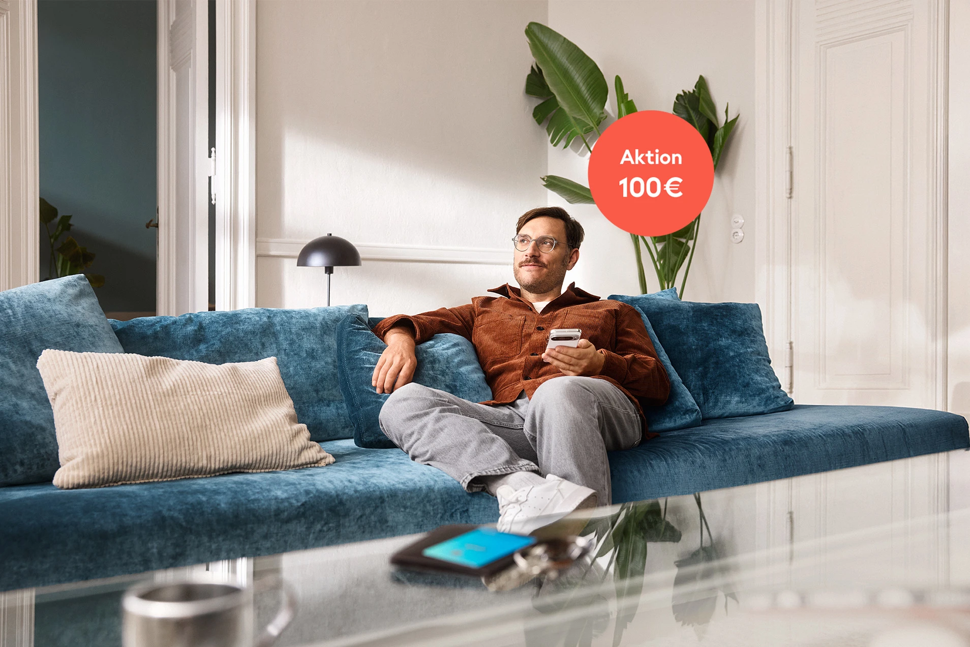 Ein Mann sitzt auf der Couch