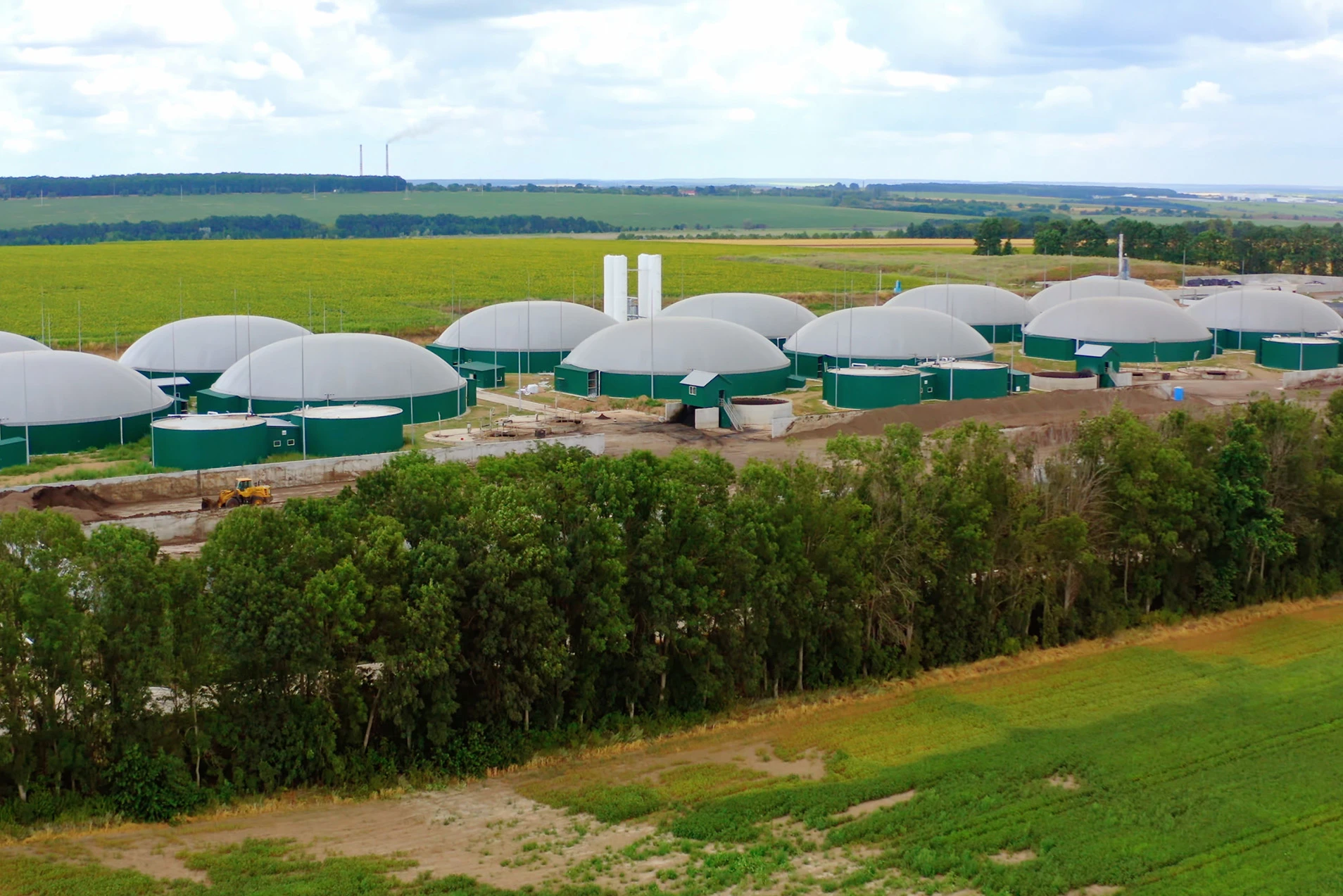 Biogasanlage inmitten landwirtschaftlicher Flächen