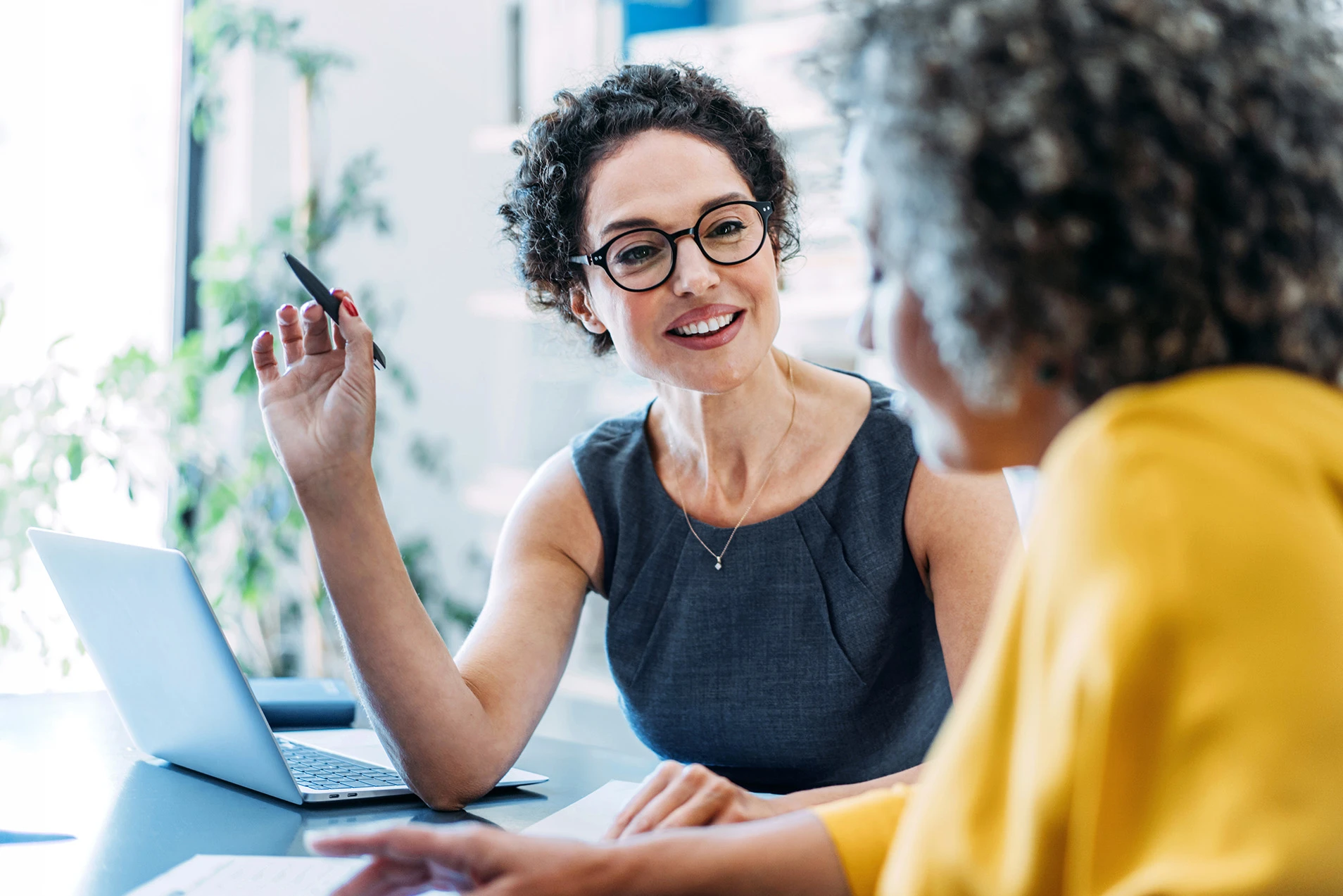 Zwei Frauen diskutieren über Firmengeld-Anlagen
