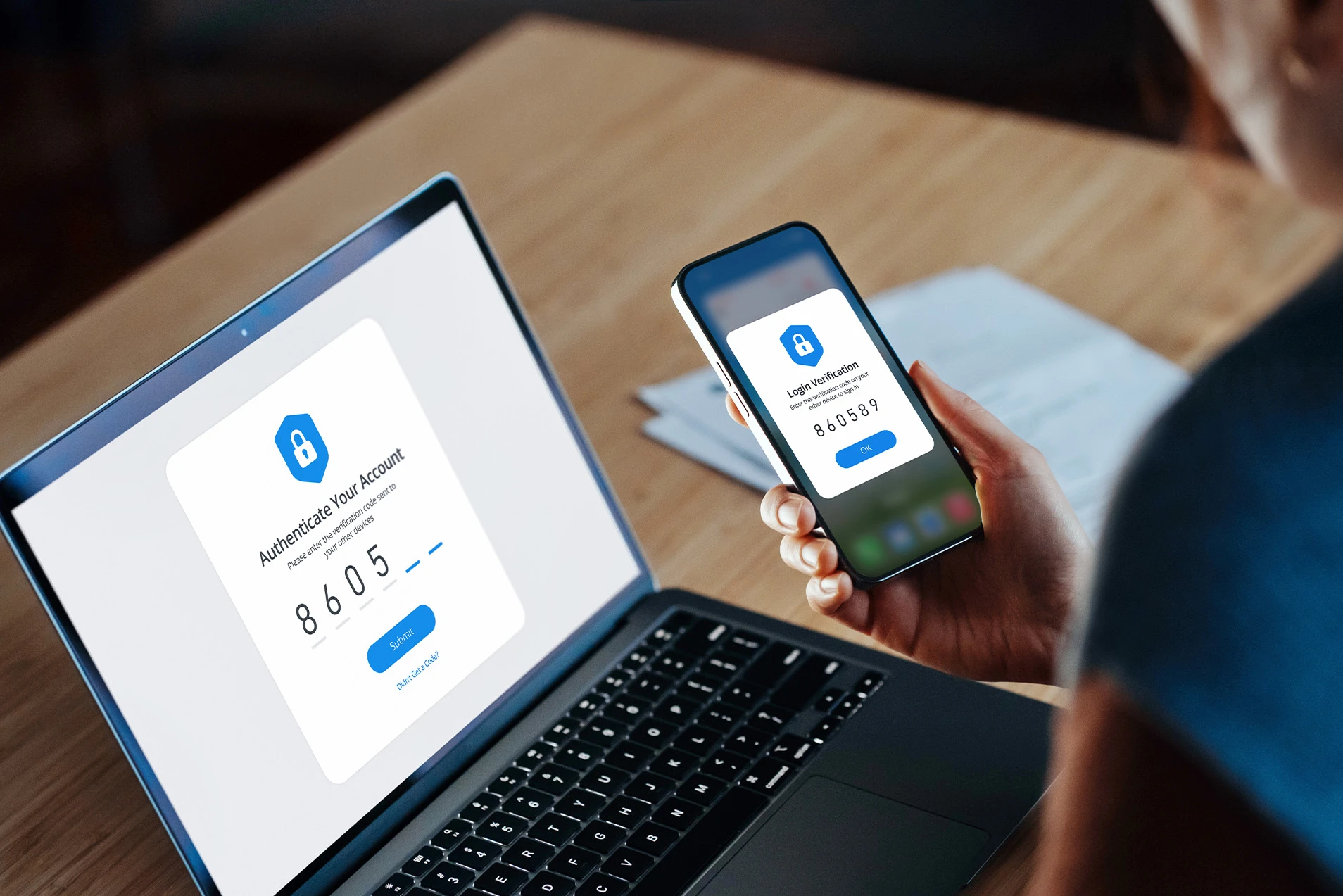Eine Person hält ein Smartphone mit Sicherheitscode in der Hand