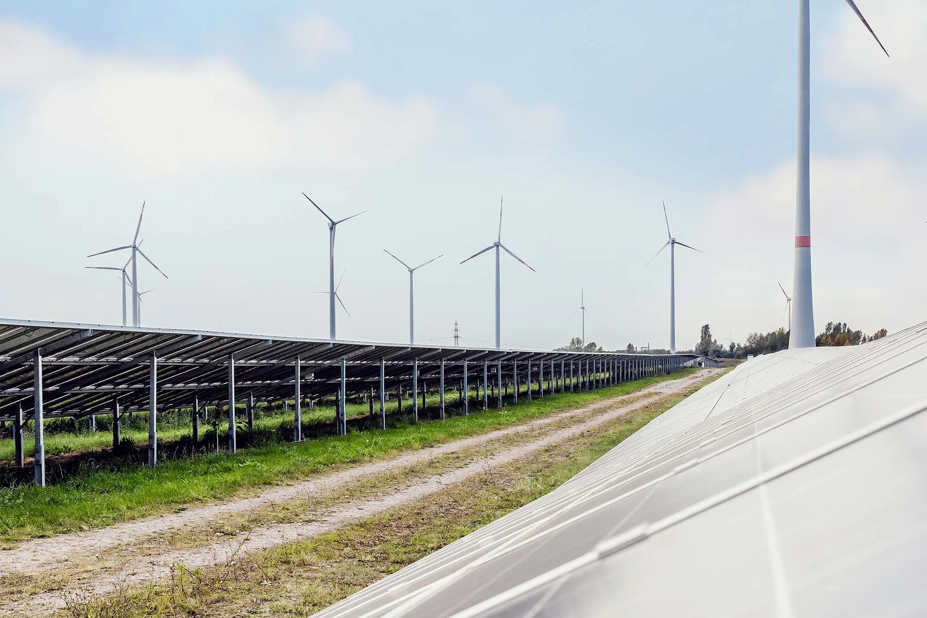 Solarpaneele und Windräder zur Stromerzeugung