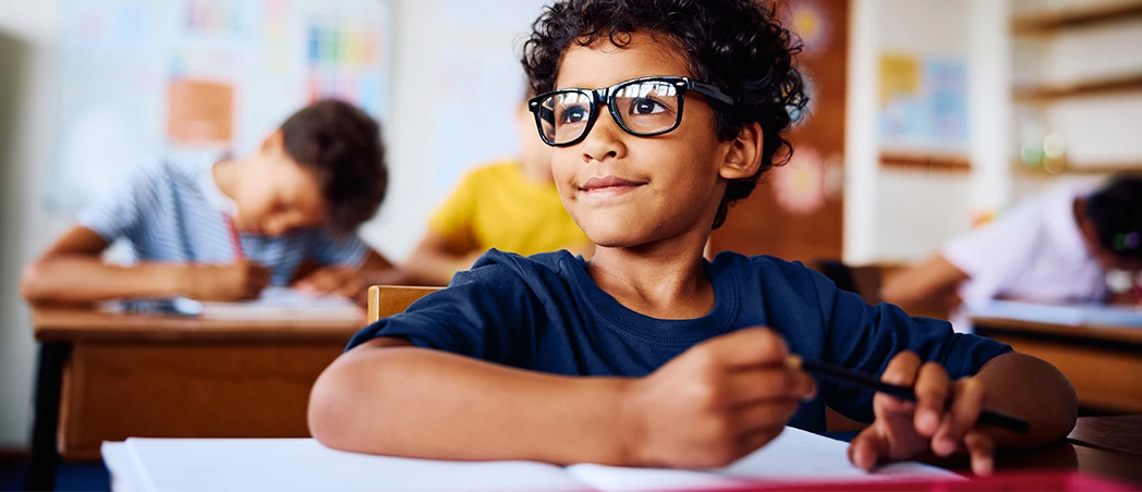Schüler im Klassenzimmer beim Lernen und Schreiben
