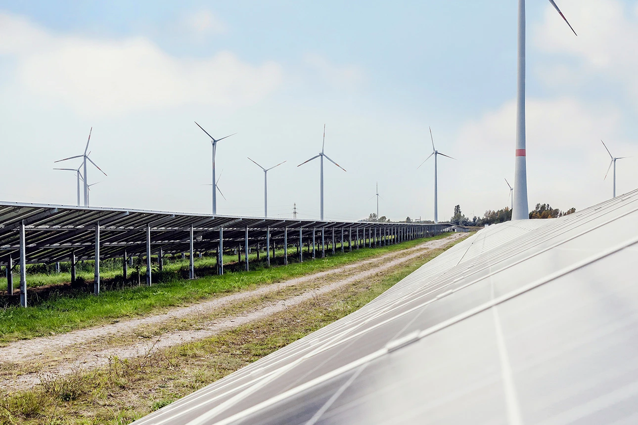 Solarpaneele und Windräder zur Stromerzeugung