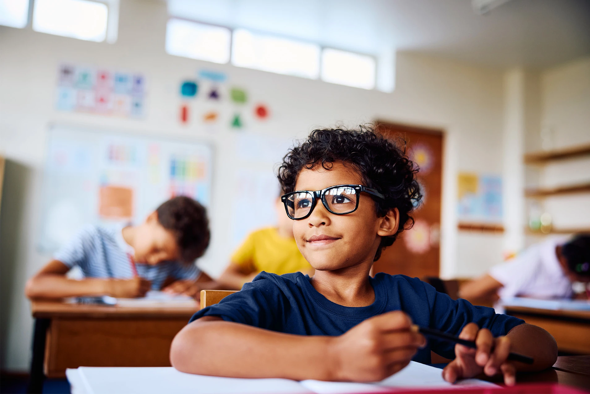 Schüler im Klassenzimmer beim Lernen und Schreiben