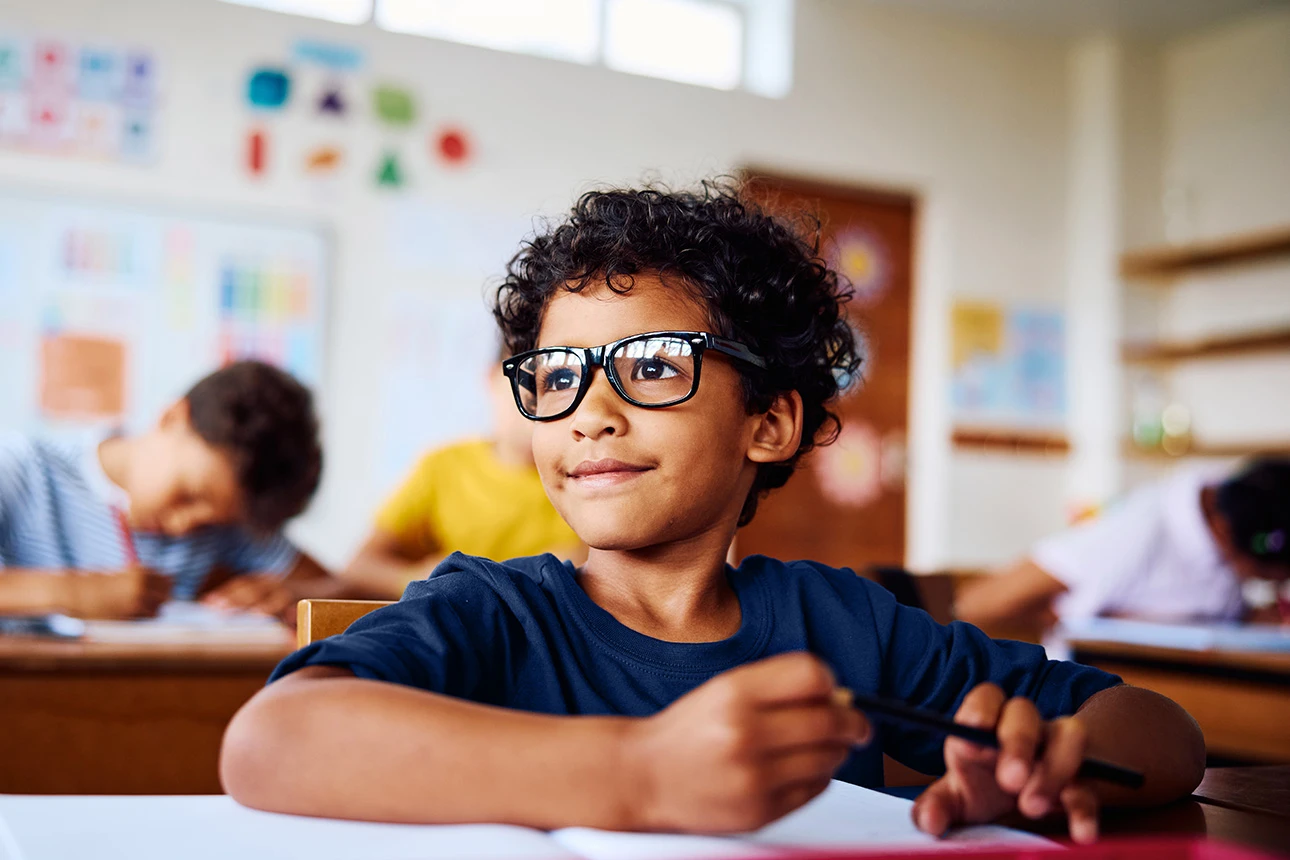 Schüler im Klassenzimmer beim Lernen und Schreiben