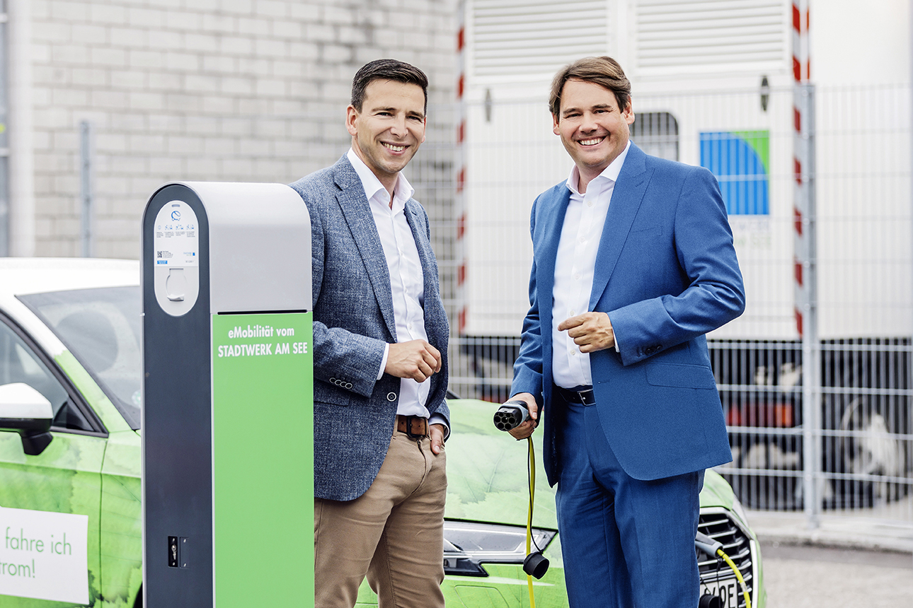 Mario Seidler, Standortleiter Stuttgart & Alexander-Florian Bürkle, Geschäftsführer Stadtwerke am See neben E-Ladesäule