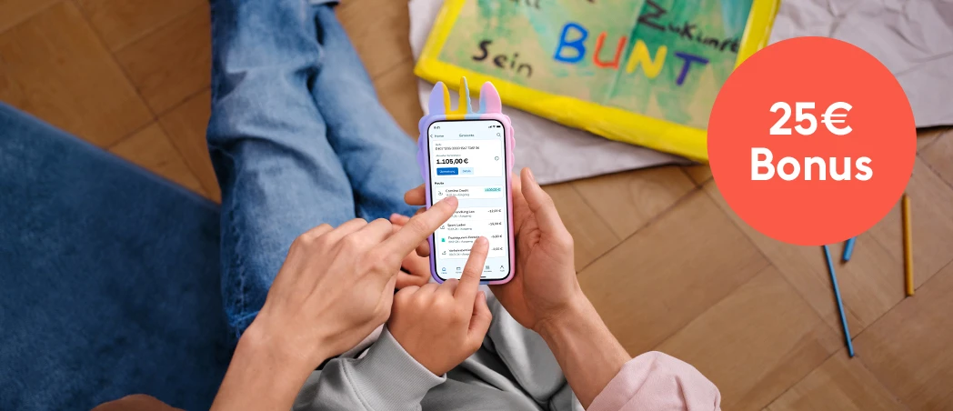 Eine Frau zeigt einem Kind etwas auf dem Smartphone