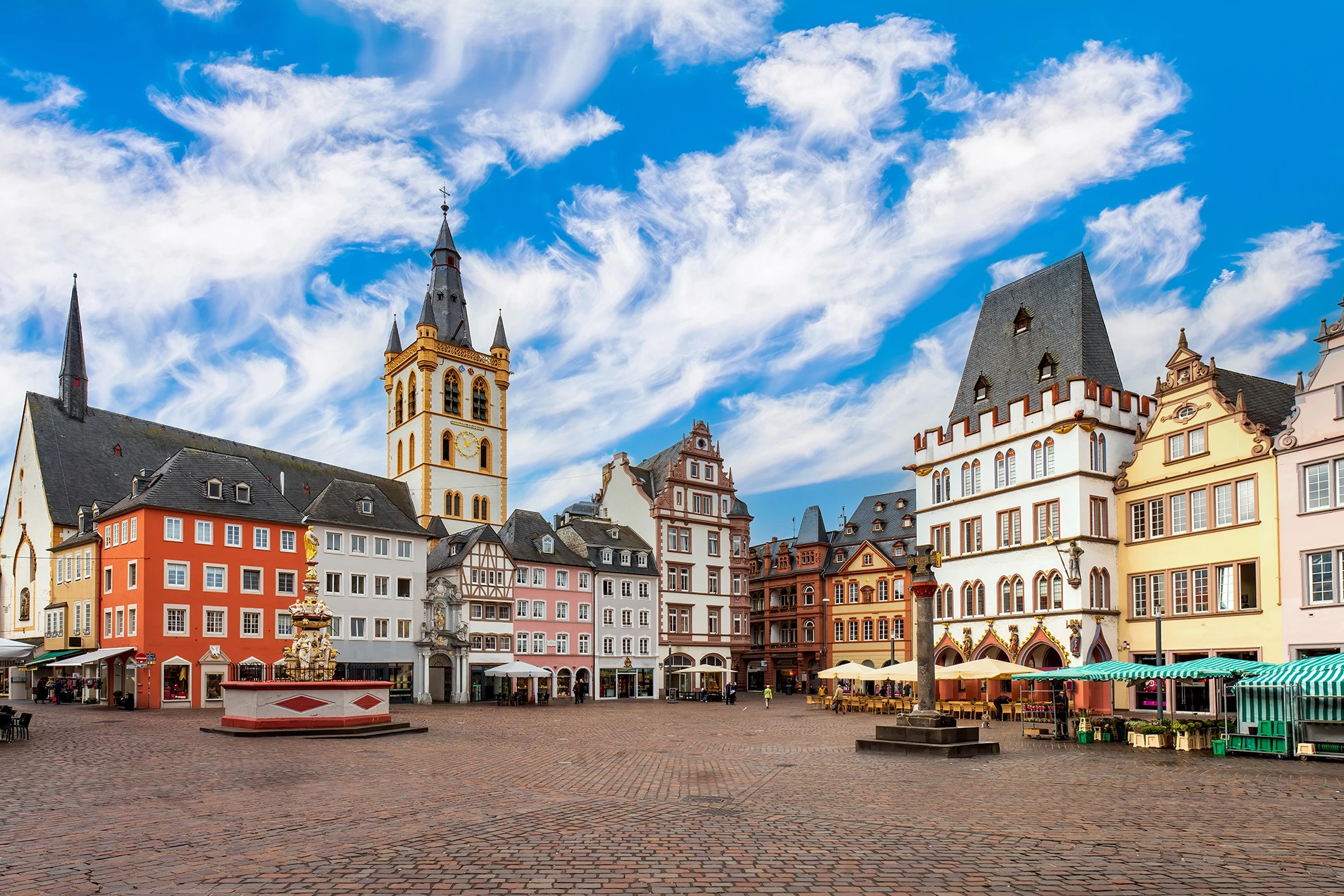 Historischer Marktplatz mit Kopfsteinpflaster und Kirche