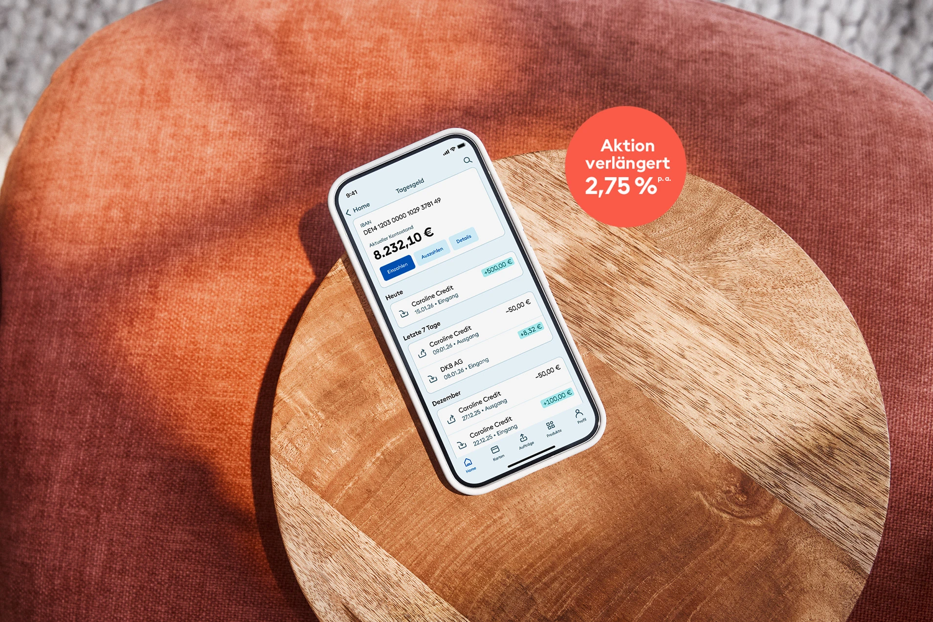Ein Smartphone liegt auf einem Stuhl