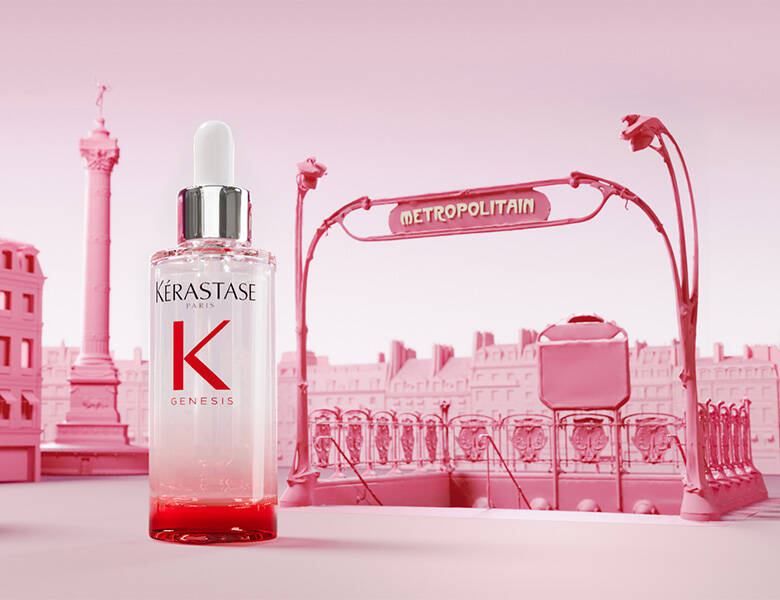 Her ses en lyserød legoby med et lyserødt Kérastase produkt.