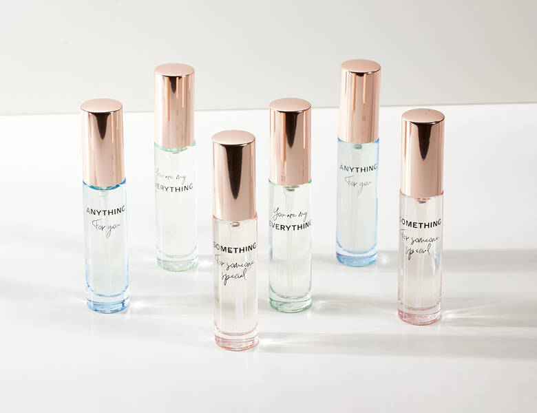 Her ses seks Gosh parfumer på en lys baggrund.