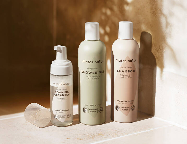 Her ses tre Matas Natur produkter på et lyst gulv.