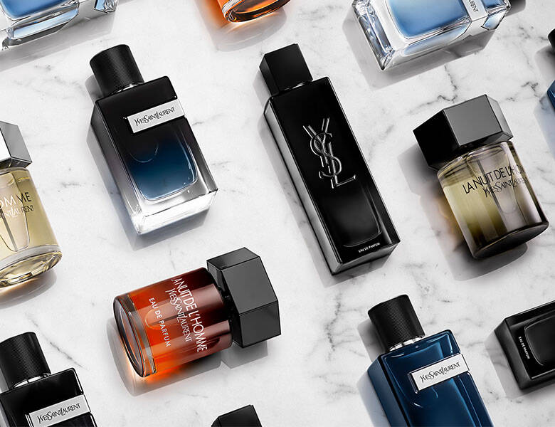 Her ses en masse YSL parfumer til mænd. De ligger på et hvidt bord.