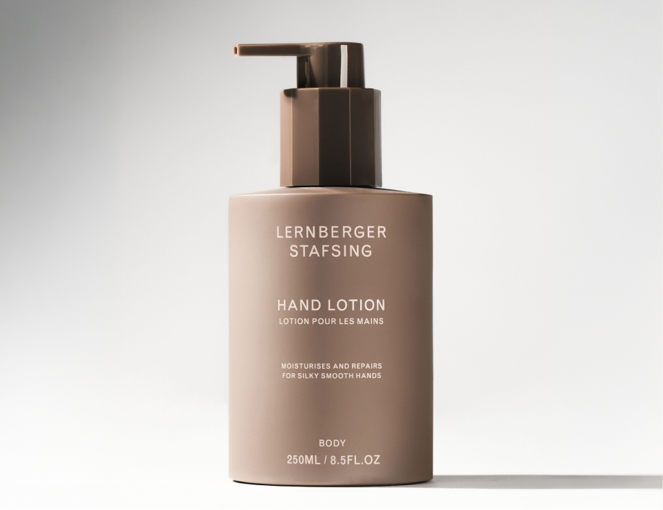 Her ses Lernberger Stafsing Hand Lotion i en brun pumpeflaske. På emballagen står blandt andet “Hand Lotion”, “Moisturises and Repairs for Silky Smooth Hands” og “250 ml”.