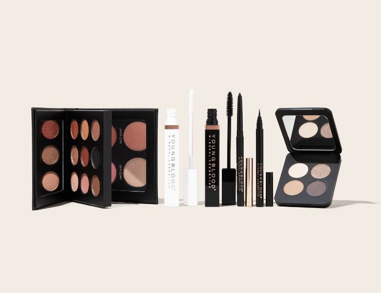 Her ses en lys baggrund med flere forskellige makeupproduktet til øjnene.