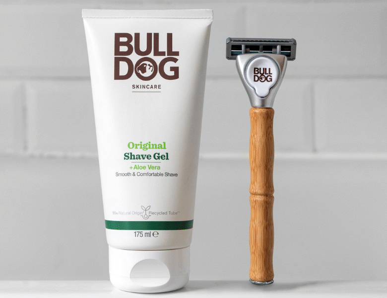 Her ses en Bulldog shave gel og en Bulldog skraber. Baggrunden er et hvidt badeværelse.