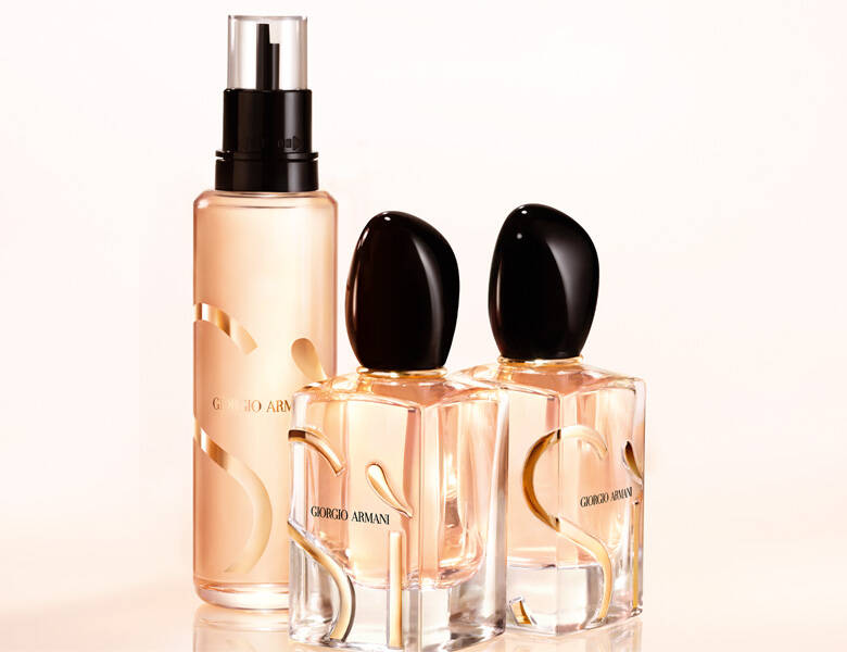 Her ses en lys baggrund med tre parfumer.