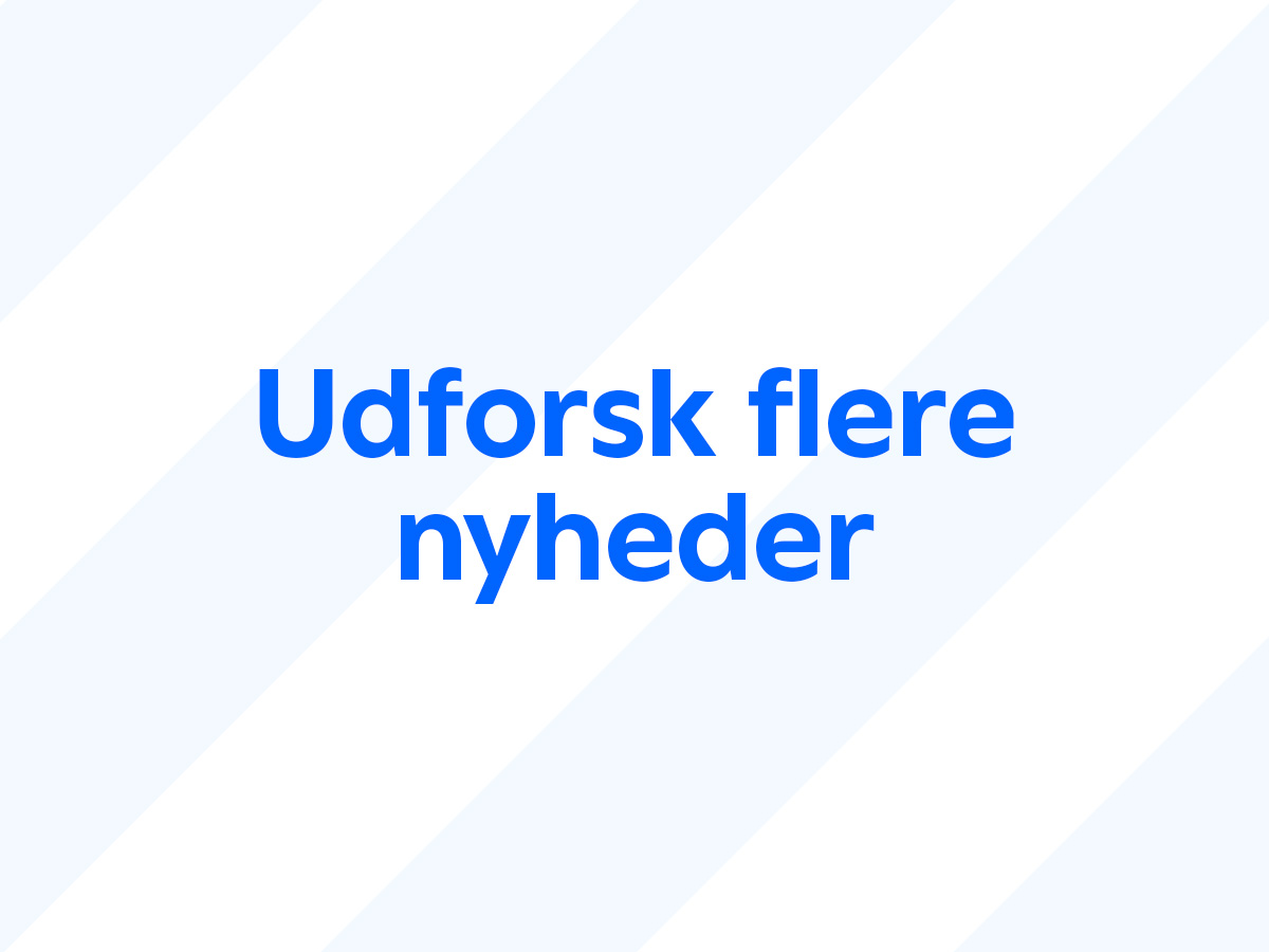Her ses et grafisk billede med teksten "Udforsk flere nyheder" skrevet med stor blå skrift på en lys baggrund med brede diagonale striber i hvid og lyseblå. Designet er enkelt og fungerer som en opfordring til at se flere nyheder.