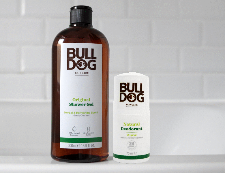 Her ses to forskellige Bulldog produkter i et hvidt badeværelse.