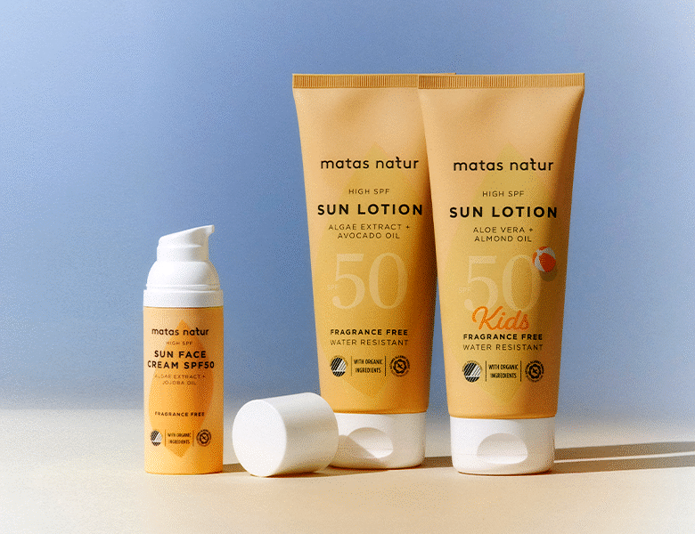 Her ses tre gule solprodukter på en blå baggrund.