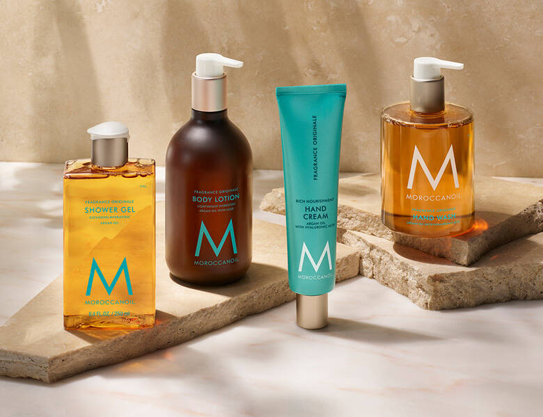 Her ses fire MoroccanOil produkter til kroppen. Baggrunden er beige.