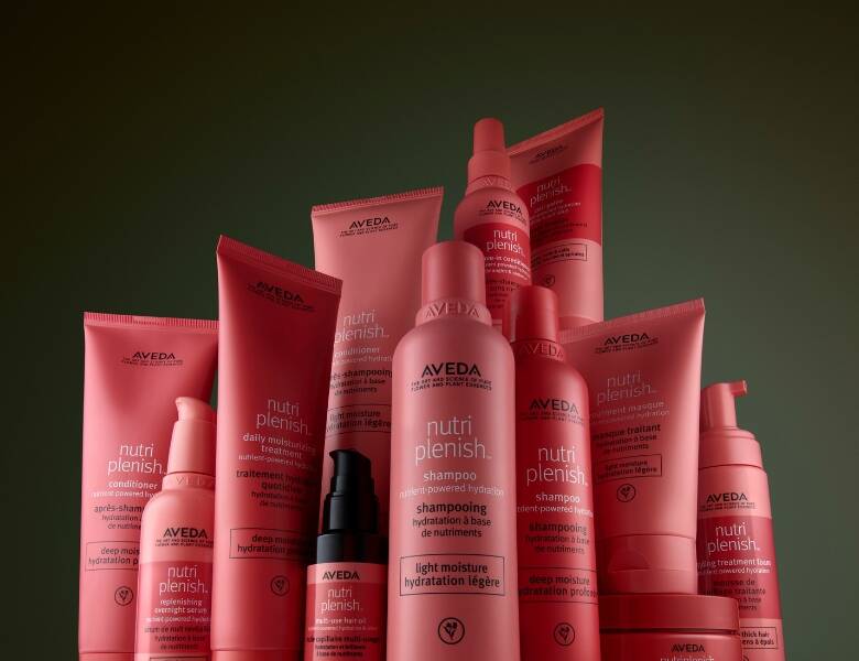 En serie af røde Avedaprodukter står samlet