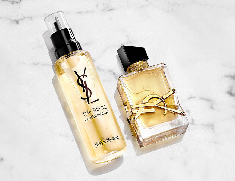 Her ses to af YSL mest populære produkter. De ligger på et hvidt bord.