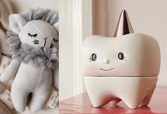To dekorative produkter til børn: en grå strikket løvebamse og en cremefarvet tandformet taske med ansigt og brune hanke.