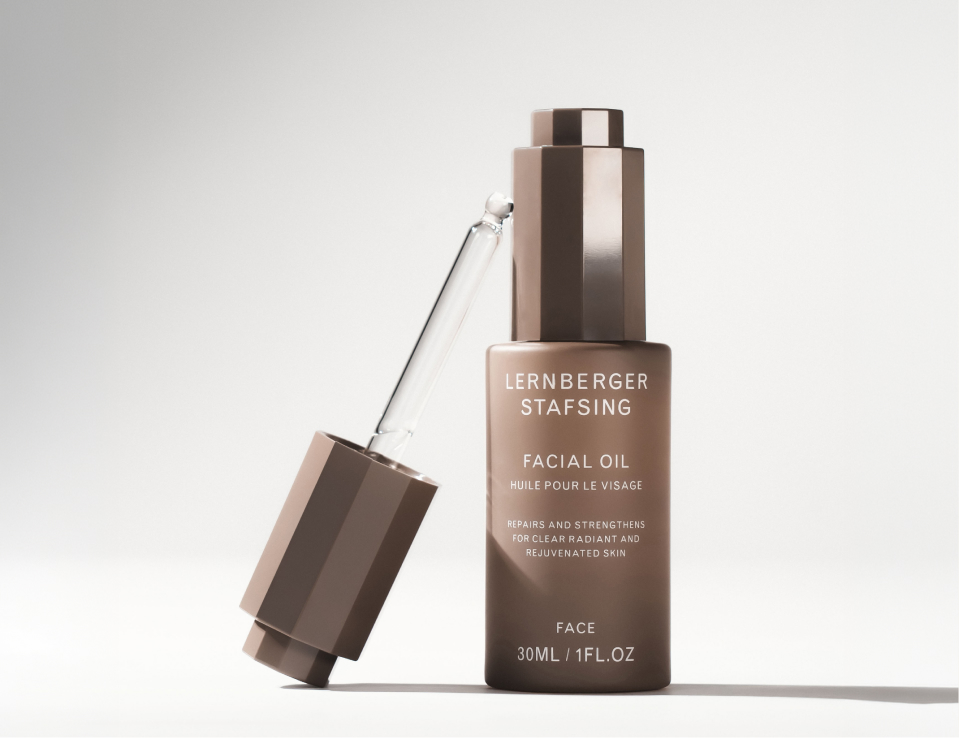 Her ses Lernberger Stafsing Facial Oil i en brun flaske med pipette. På emballagen står blandt andet “Facial Oil” og “Repairs and Strengthens”.