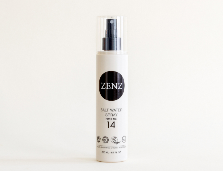 Her ses en ZENZ salt water spray i en lys flaske med pumpe på en lys baggrund.